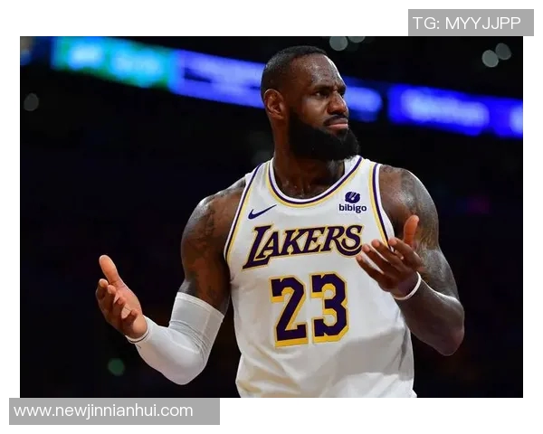 迈克布朗暂停时特别强调拉塞尔在进攻端的重要性与战术安排 迈克布朗暂停时特别强调拉塞尔在进攻端的重要性与战术安排