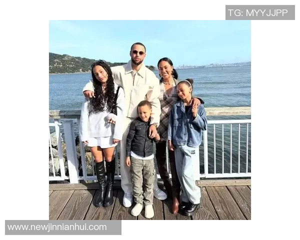 美媒分享库里一家六口温馨聚餐照片时光荏苒令人感慨不已